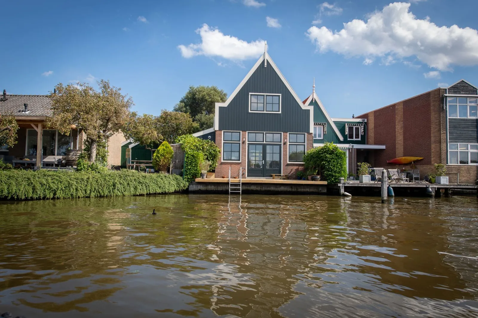 Gerenoveerde houten woning aan het water