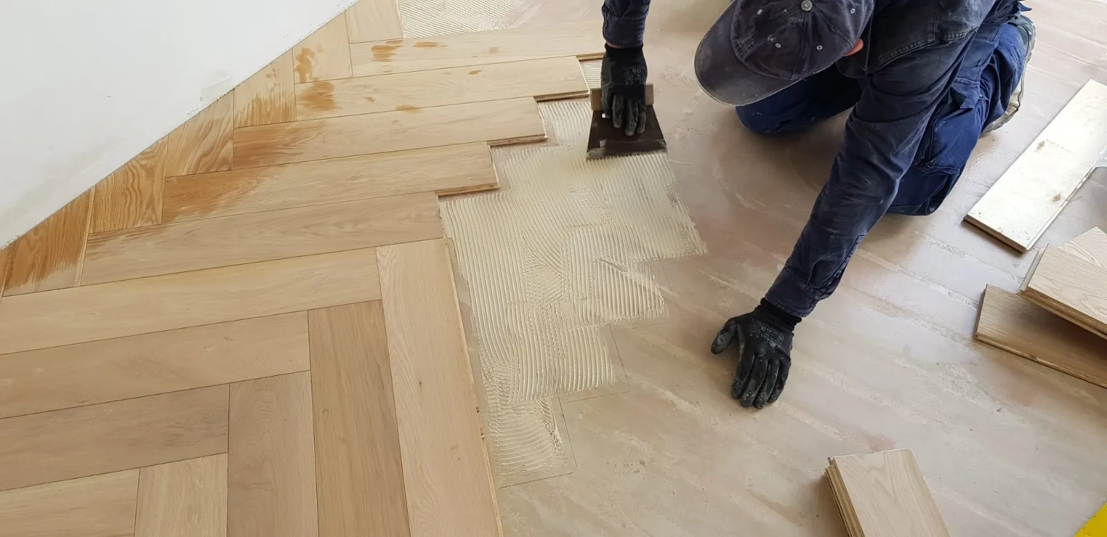 Vakman van Allround Interieur legt een visgraat parketvloer