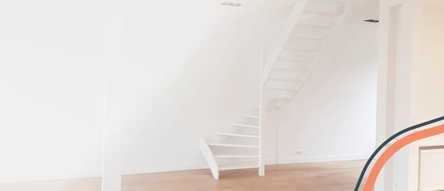 Witte trap in gerenoveerde woonruimte