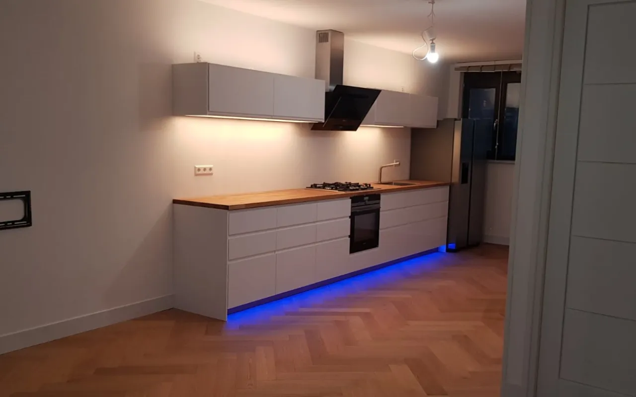 Keuken met visgraat parket en LED verlichting