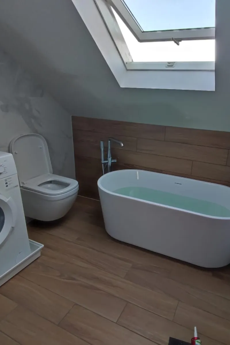 Zolderbadkamer met vrijstaand ligbad