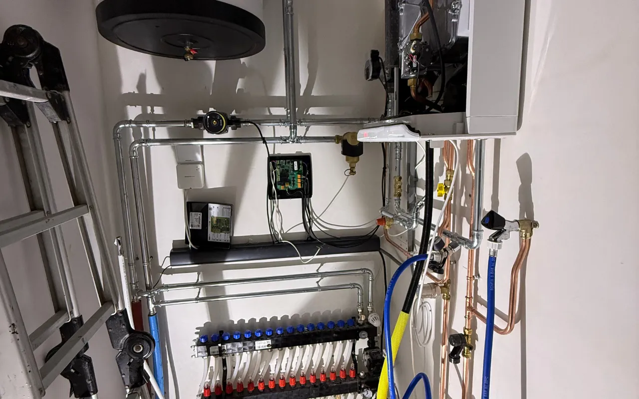 Professioneel aangelegde vloerverwarming verdeler